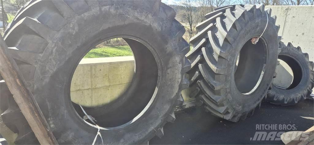 Petlas 650/85 R38 Gume, kolesa in platišča