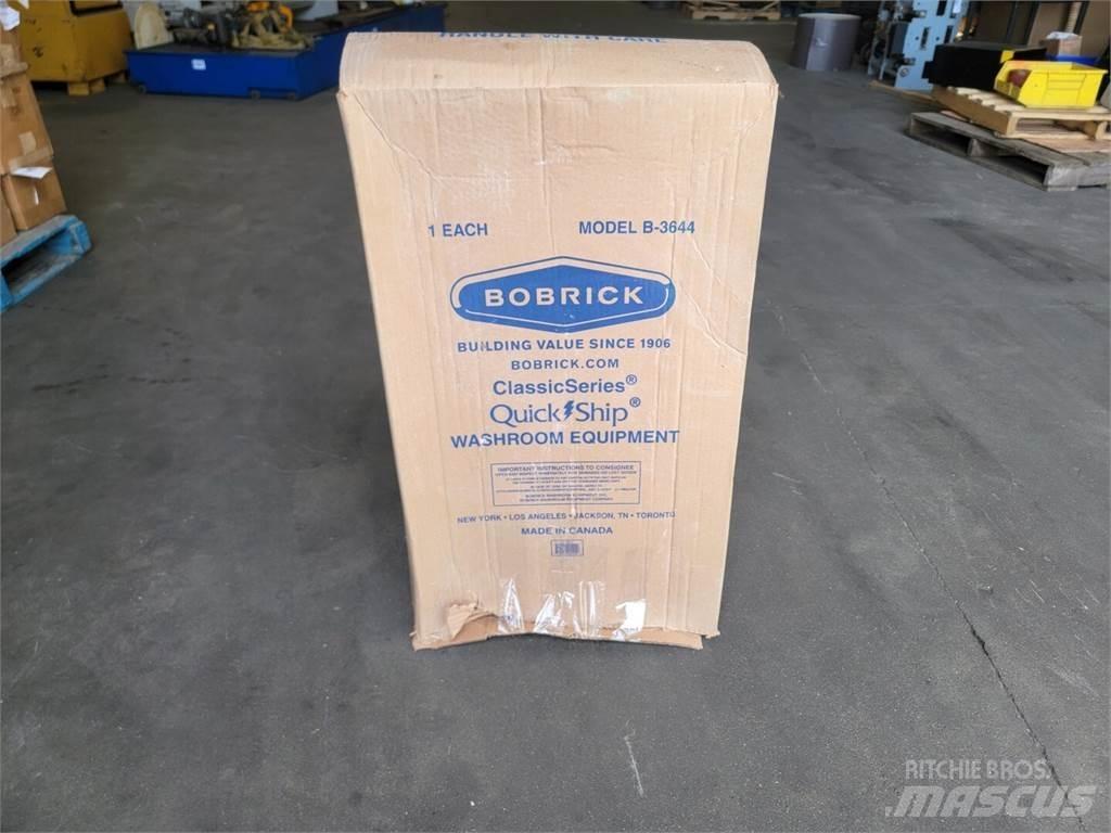  BOBRICK B-3644 Paletni kontejnerji