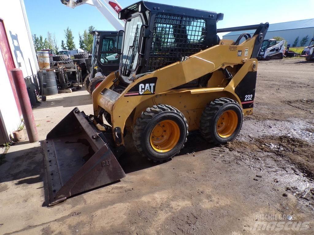 CAT 232 Skid steer mini nakladalci