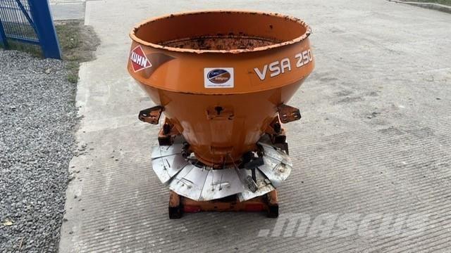 Kuhn Spreader Trosilniki mineralnega gnojila