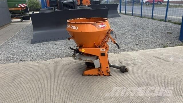 Kuhn Spreader Trosilniki mineralnega gnojila