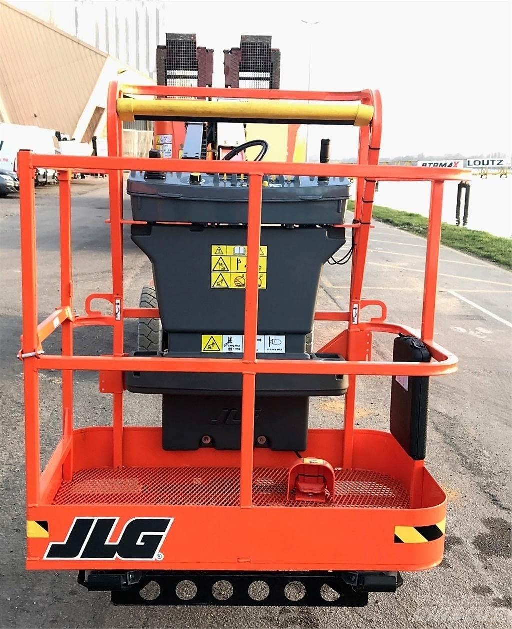 JLG E300AJ Druga dvigala in dvižne ploščadi