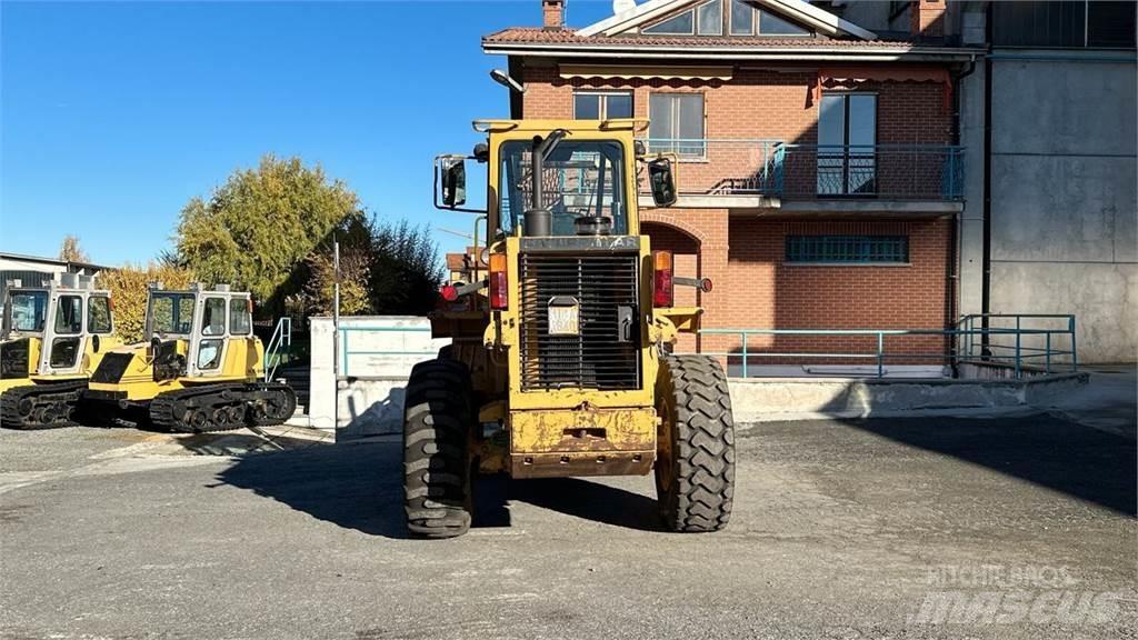CAT 916 Kolesni nakladalci