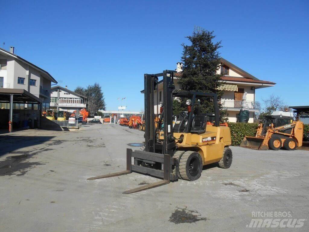 CAT DP40KL Dizelski viličarji