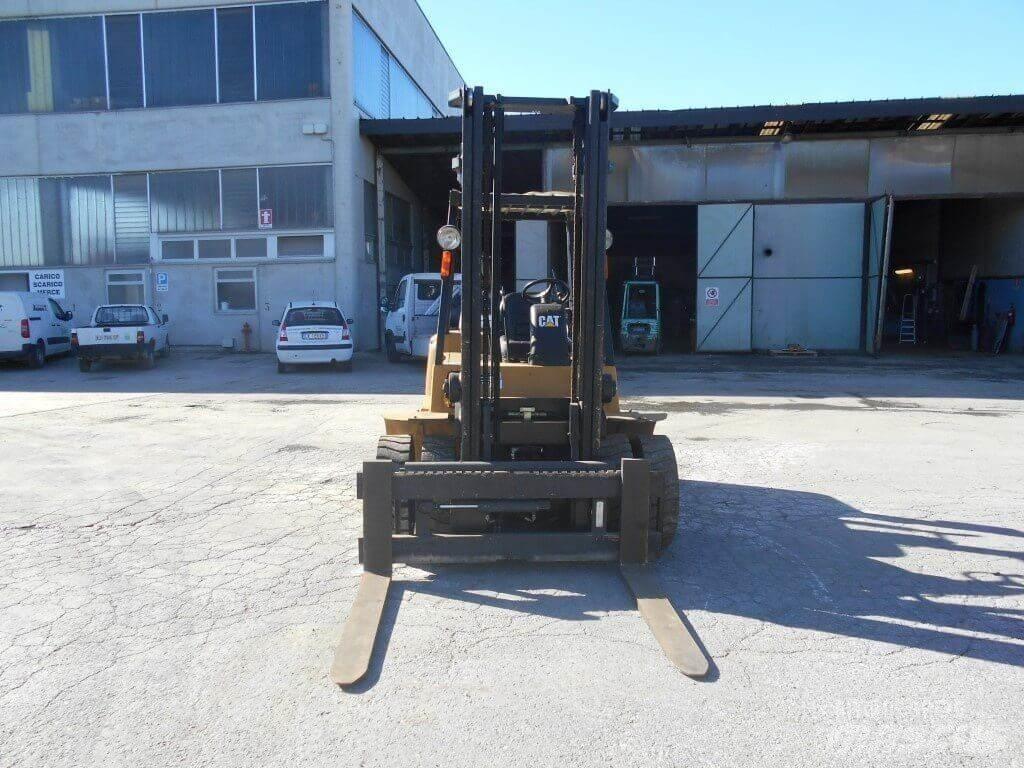 CAT DP40KL Dizelski viličarji