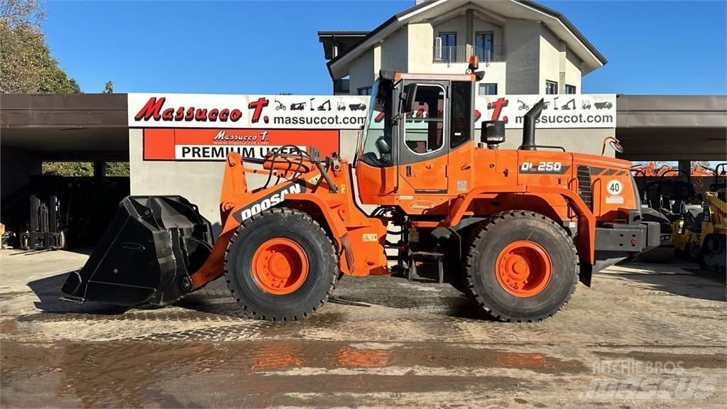 Doosan DL250 Kolesni nakladalci