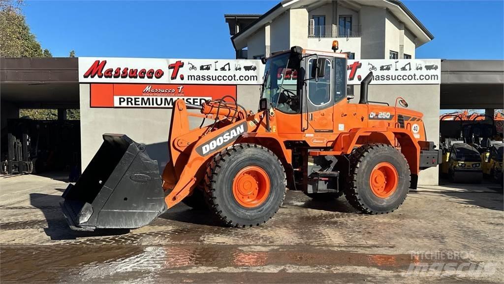 Doosan DL250 Kolesni nakladalci