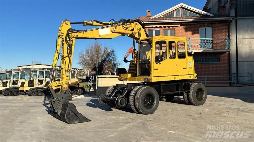 Fuchs MHB 230 ZW 4x4 Bagri na kolesih