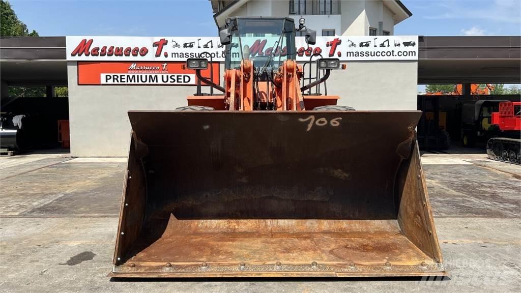 Hitachi ZW330 Kolesni nakladalci