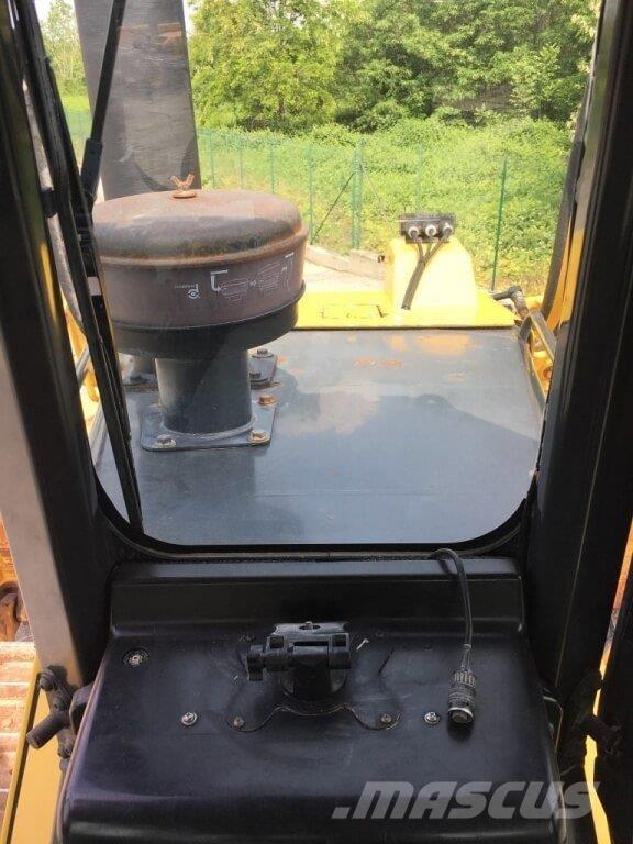 Komatsu D65WX-16 Buldožerji goseničarji