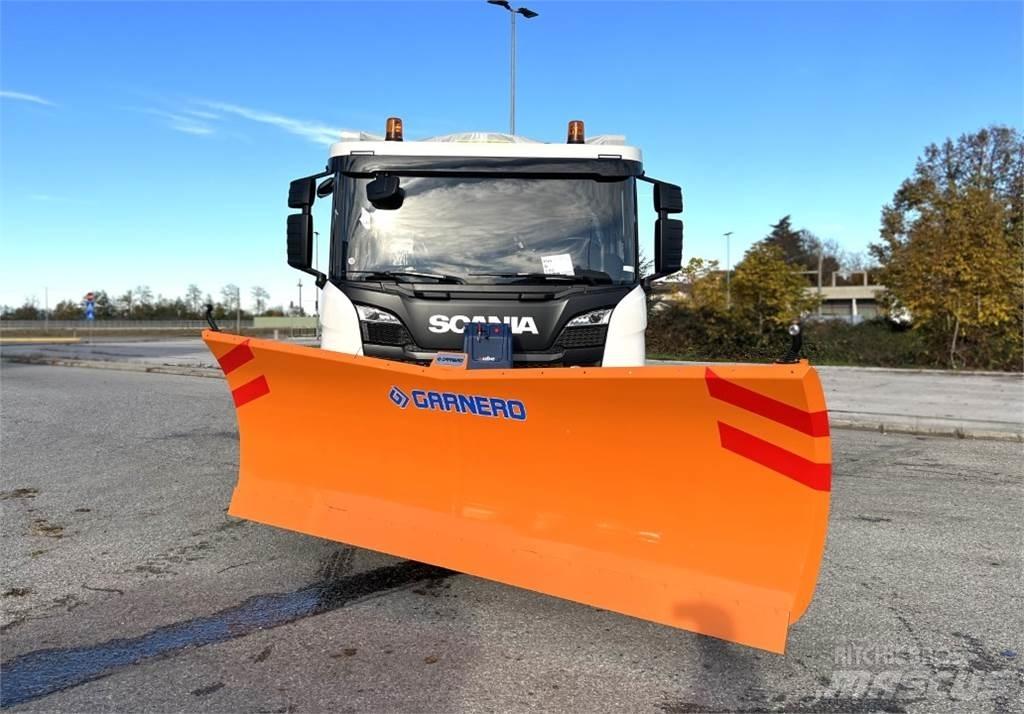 Scania P500 XT 8X4 Snežne deske in plugi