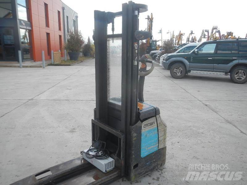 Crown ES 4000 Električni nizko dvižni viličar