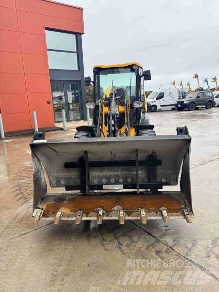 JCB 406 Kolesni nakladalci