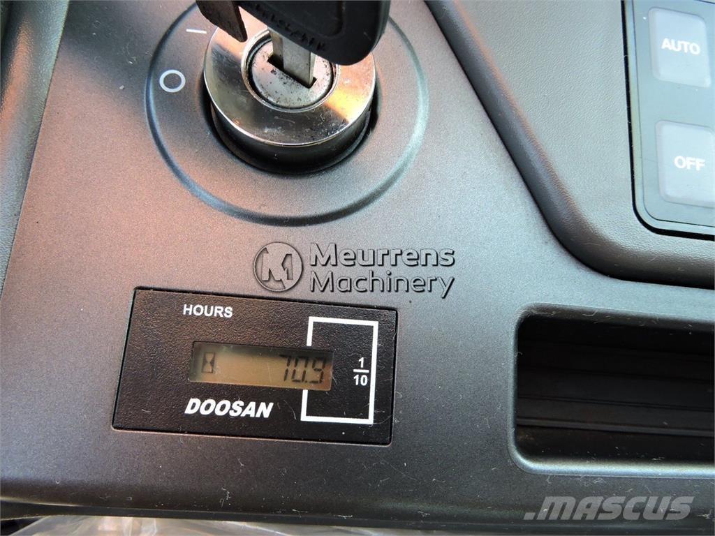 Doosan DX140LC Bagri goseničarji