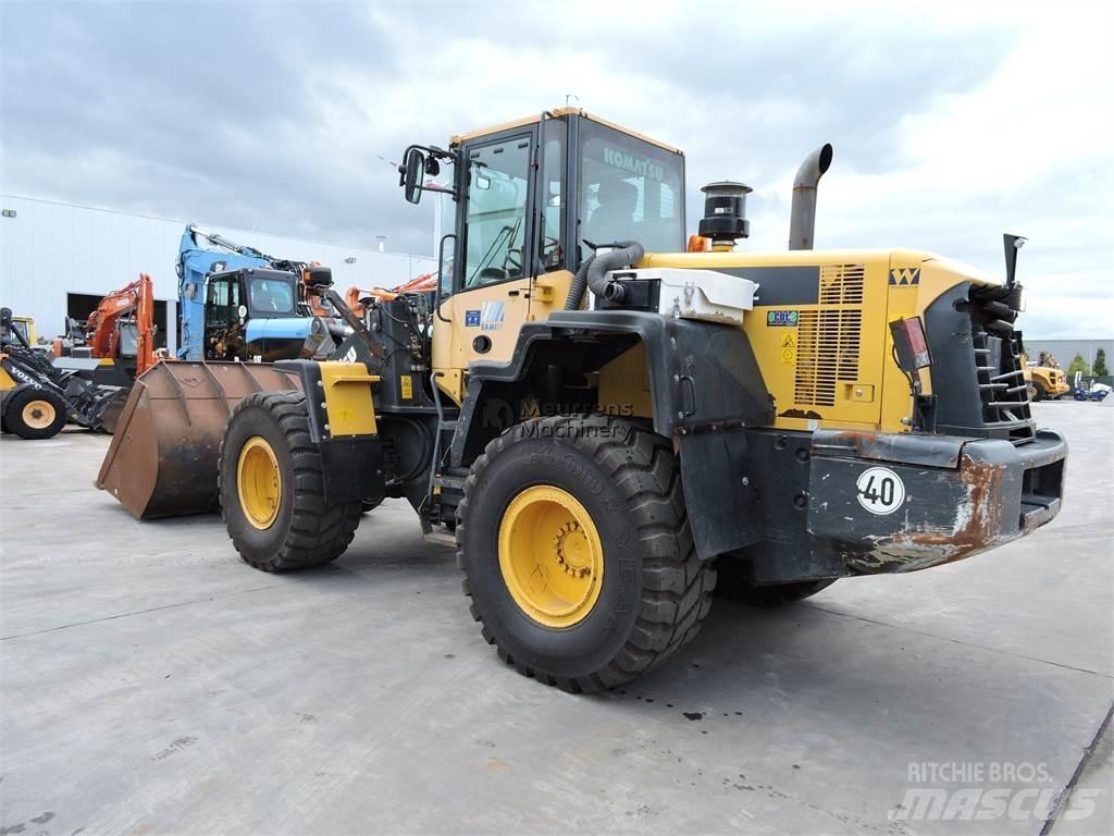Komatsu WA320 Kolesni nakladalci