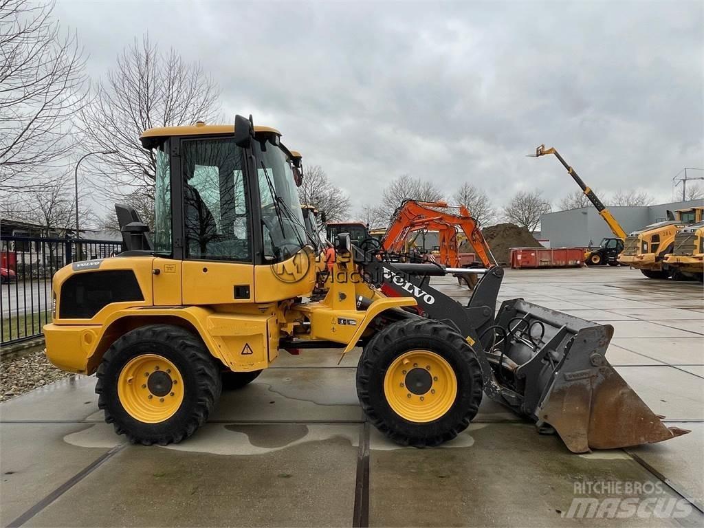Volvo L30G Kolesni nakladalci