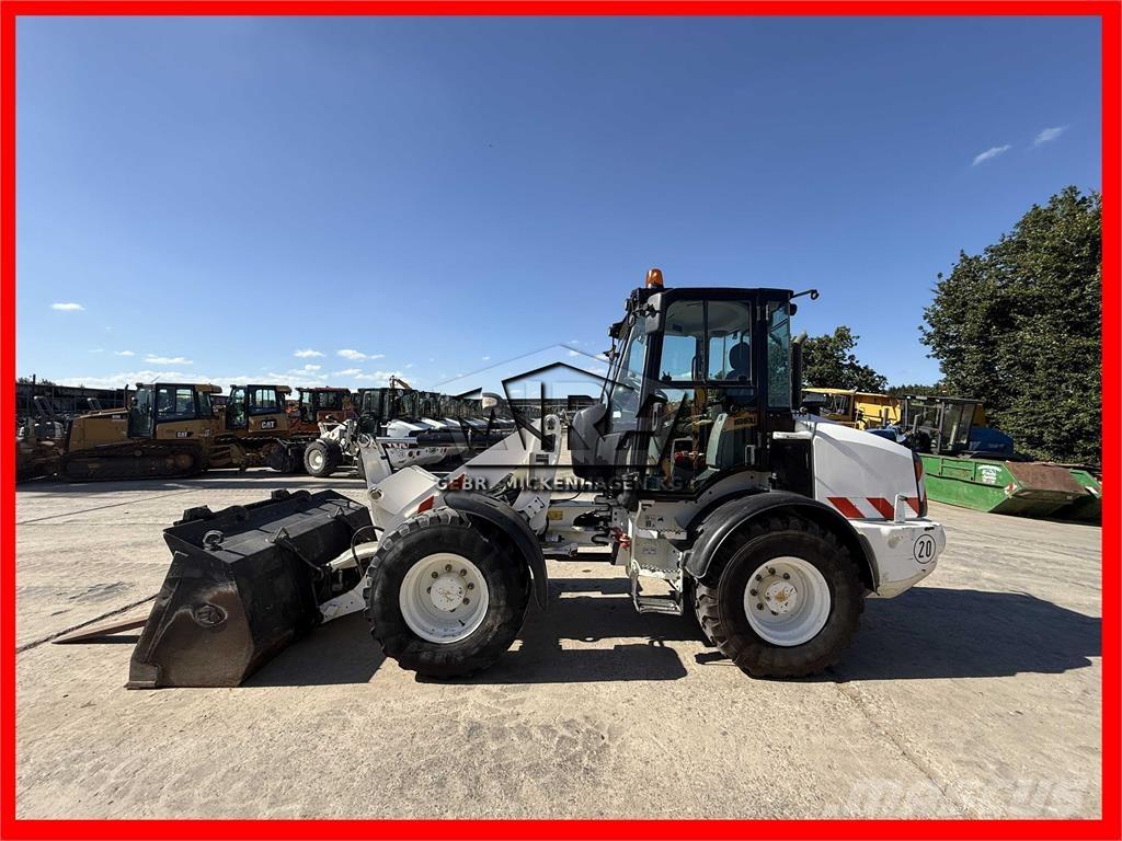 CAT 908 M Kolesni nakladalci