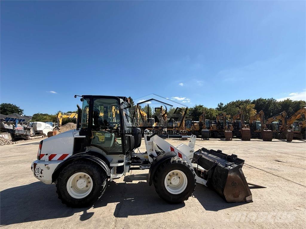 CAT 908M Kolesni nakladalci