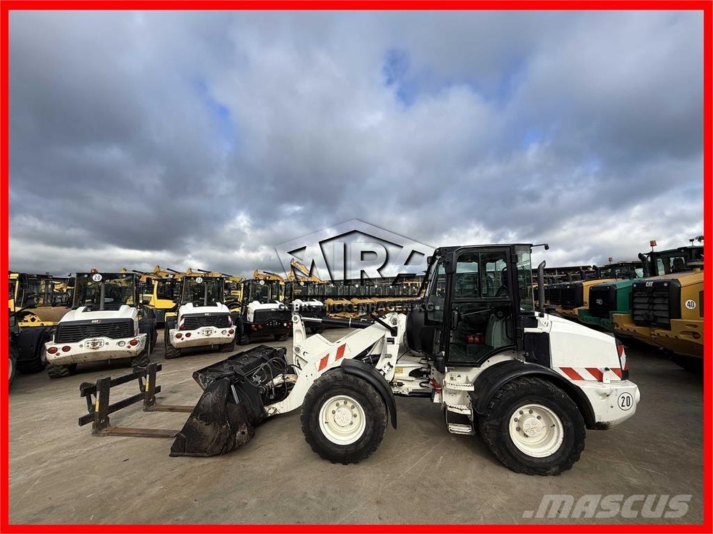 CAT 908M Kolesni nakladalci