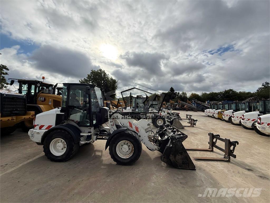 CAT 908M Kolesni nakladalci