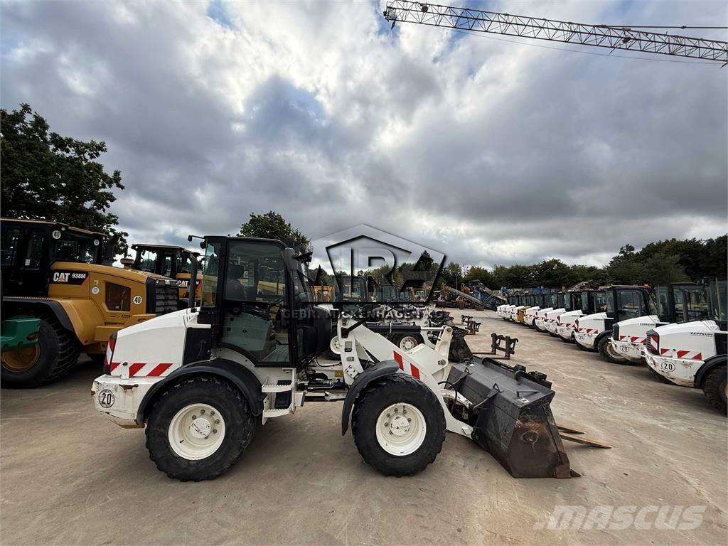CAT 908M Kolesni nakladalci