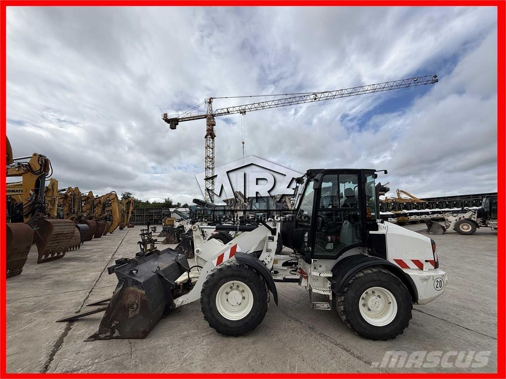 CAT 908M Kolesni nakladalci