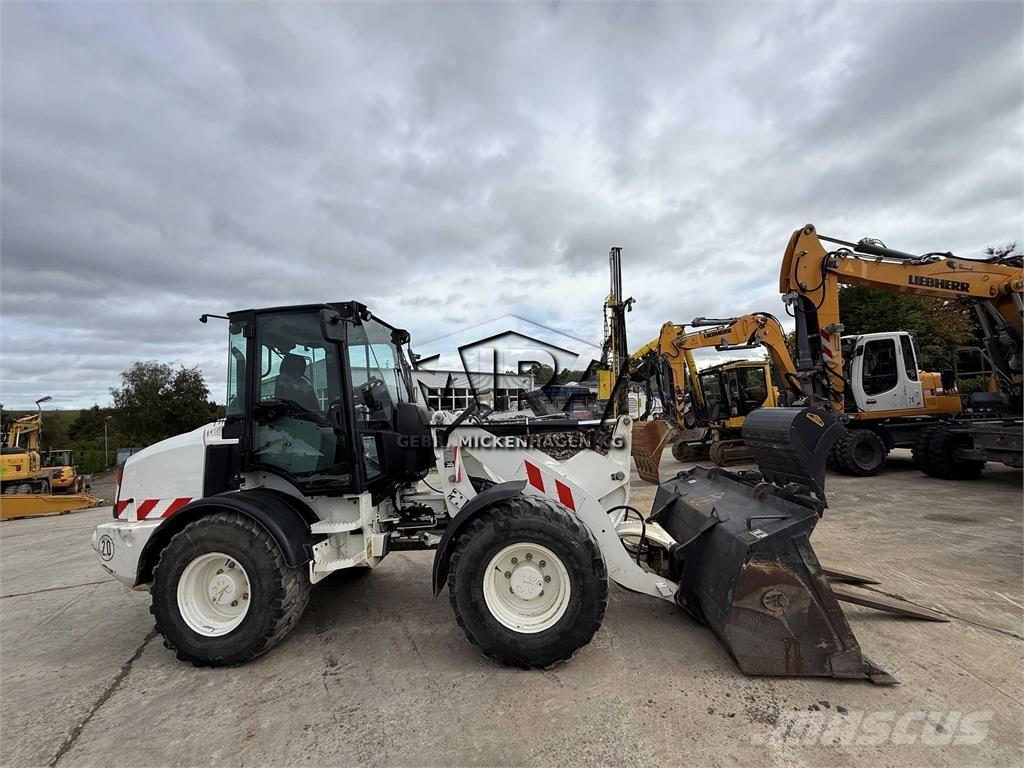 CAT 908M Kolesni nakladalci