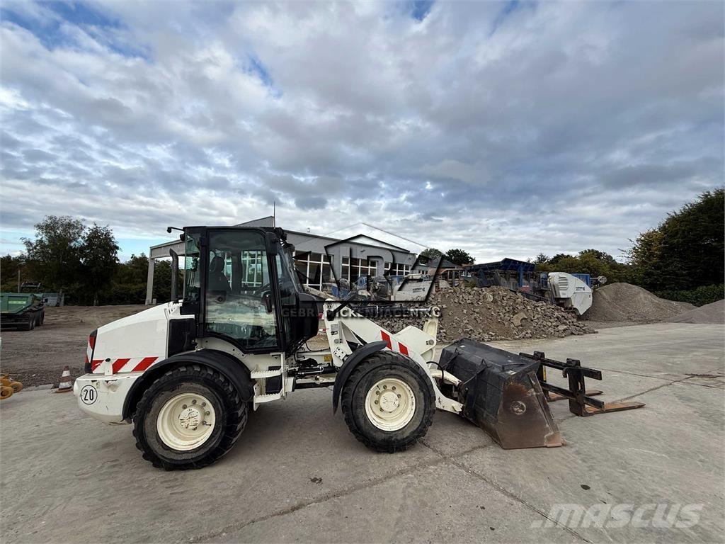 CAT 908M Kolesni nakladalci