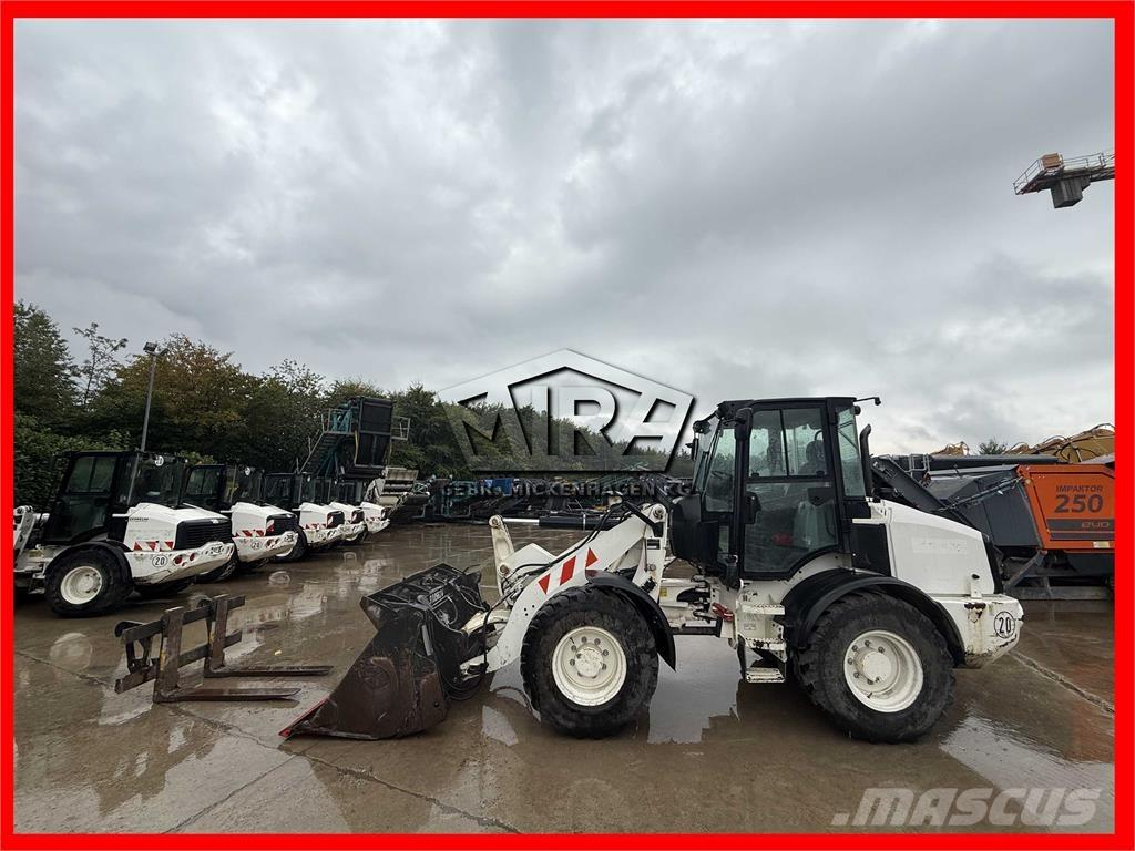 CAT 908M Kolesni nakladalci