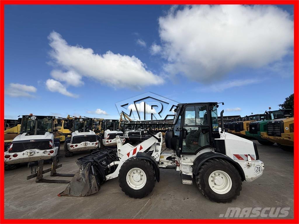 CAT 908M Kolesni nakladalci