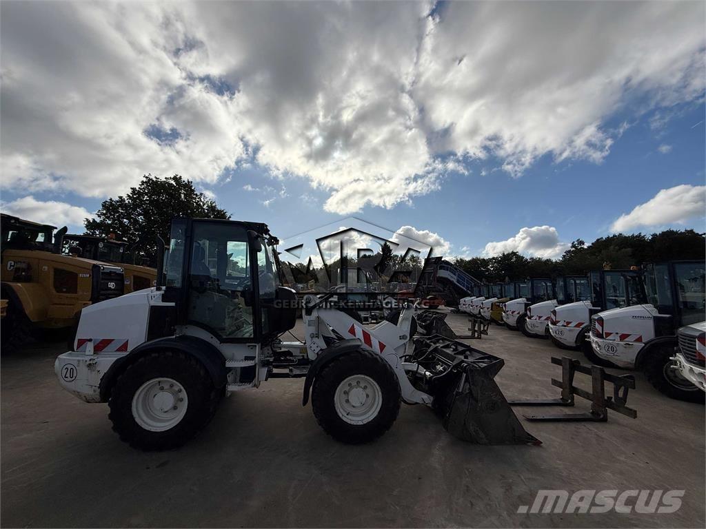 CAT 908M Kolesni nakladalci