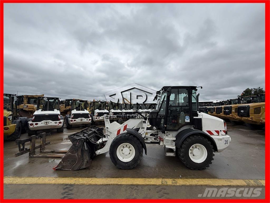 CAT 908M Kolesni nakladalci