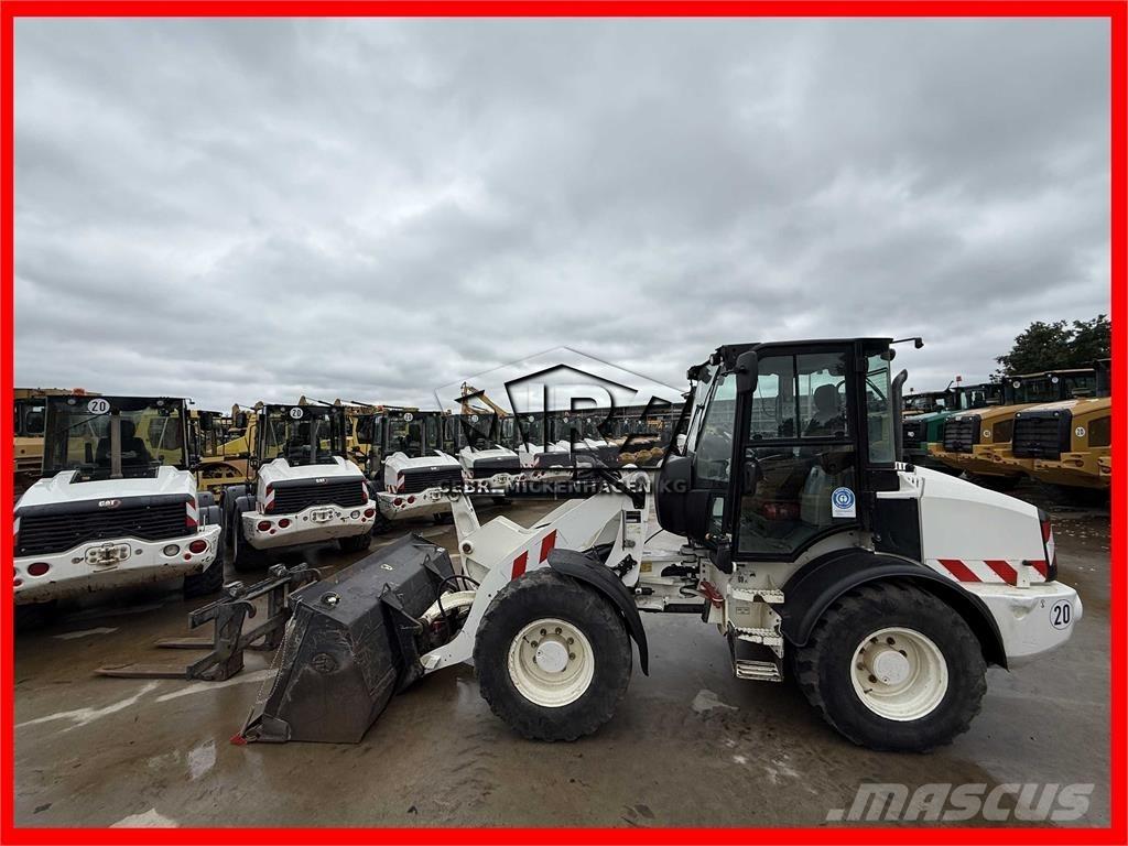 CAT 908M Kolesni nakladalci