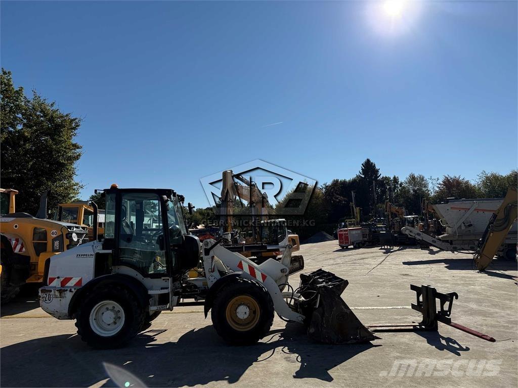 CAT 908M Kolesni nakladalci