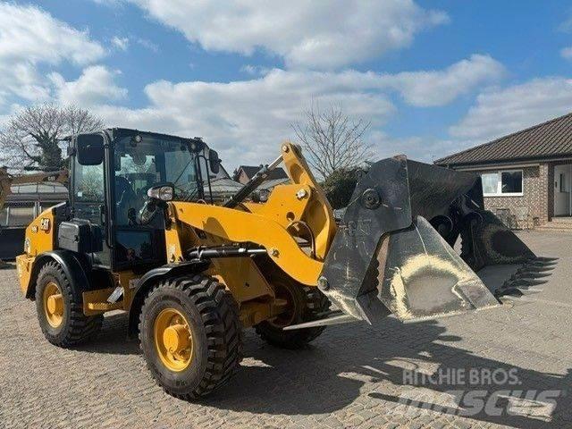 CAT 906 Kolesni nakladalci