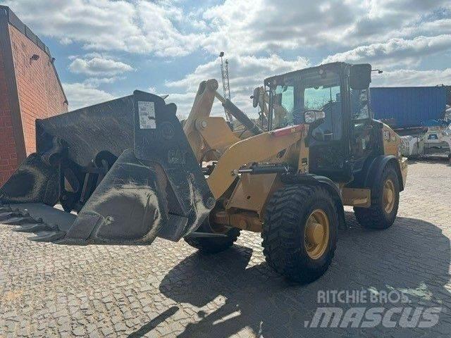 CAT 906 Kolesni nakladalci