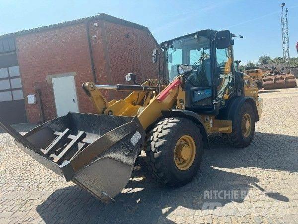 CAT 906 Kolesni nakladalci