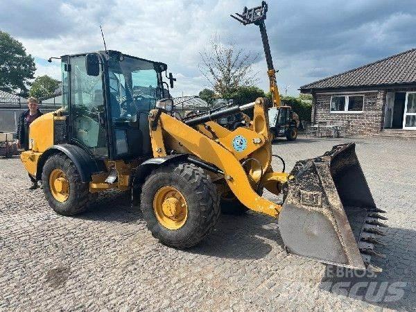 CAT 906M Kolesni nakladalci