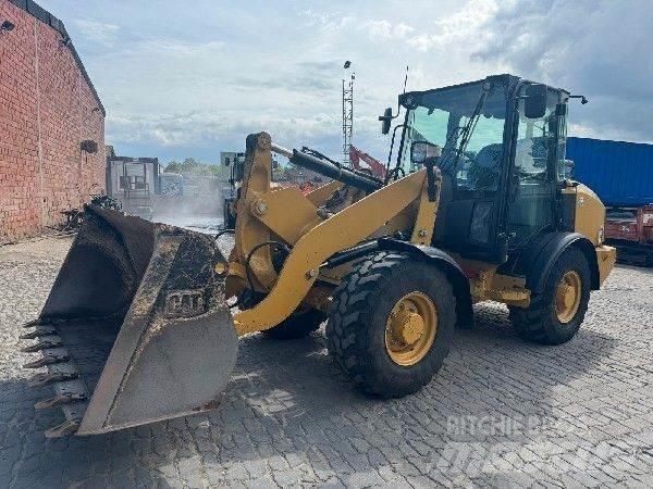 CAT 906M Kolesni nakladalci