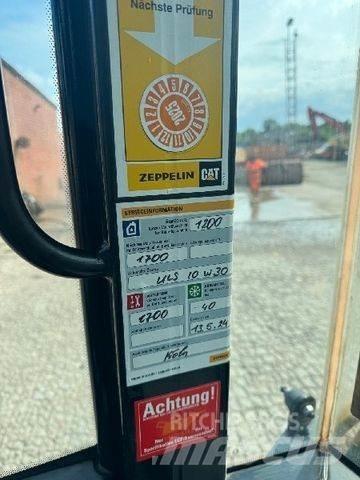 CAT 906M Kolesni nakladalci