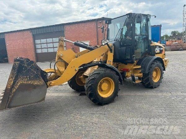 CAT 908 Kolesni nakladalci