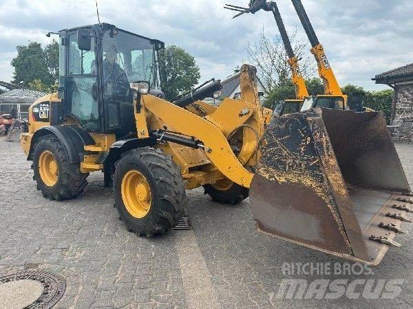 CAT 908 Kolesni nakladalci