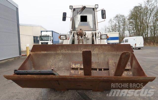 CAT 910 E Kolesni nakladalci