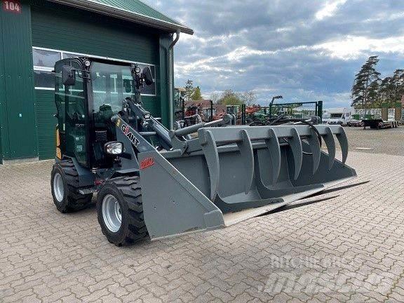 GiANT G2200 HD Čelni nakladalci in kopači