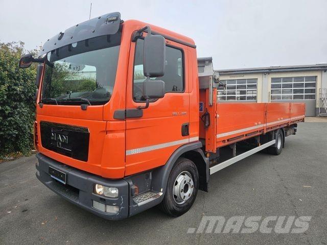 MAN 12.220 Tovornjaki s kesonom/platojem