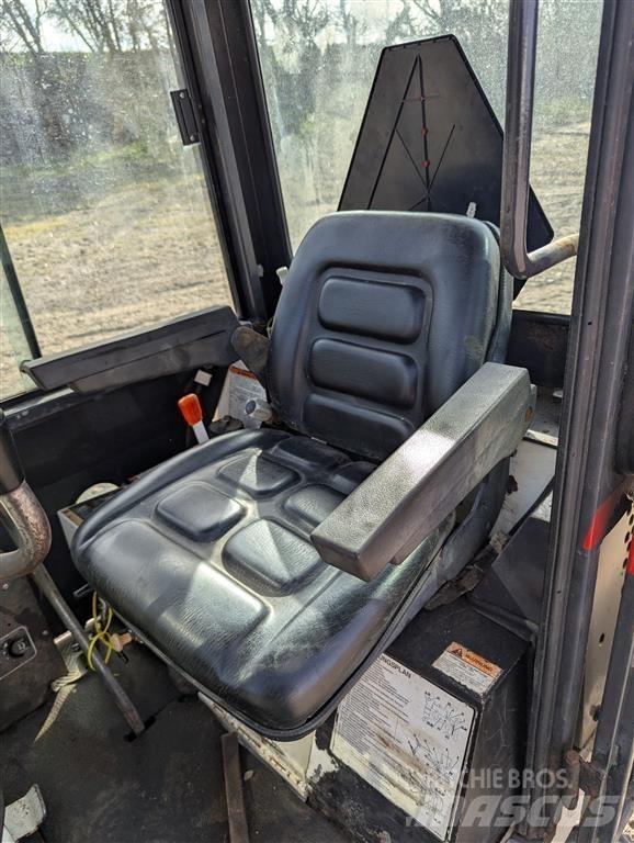 Bobcat X220 Mini bagri <7t