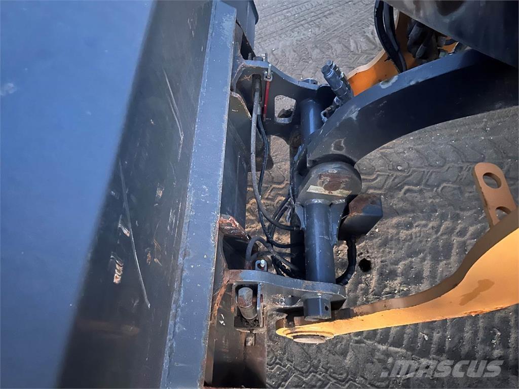 CASE 321F Kolesni nakladalci