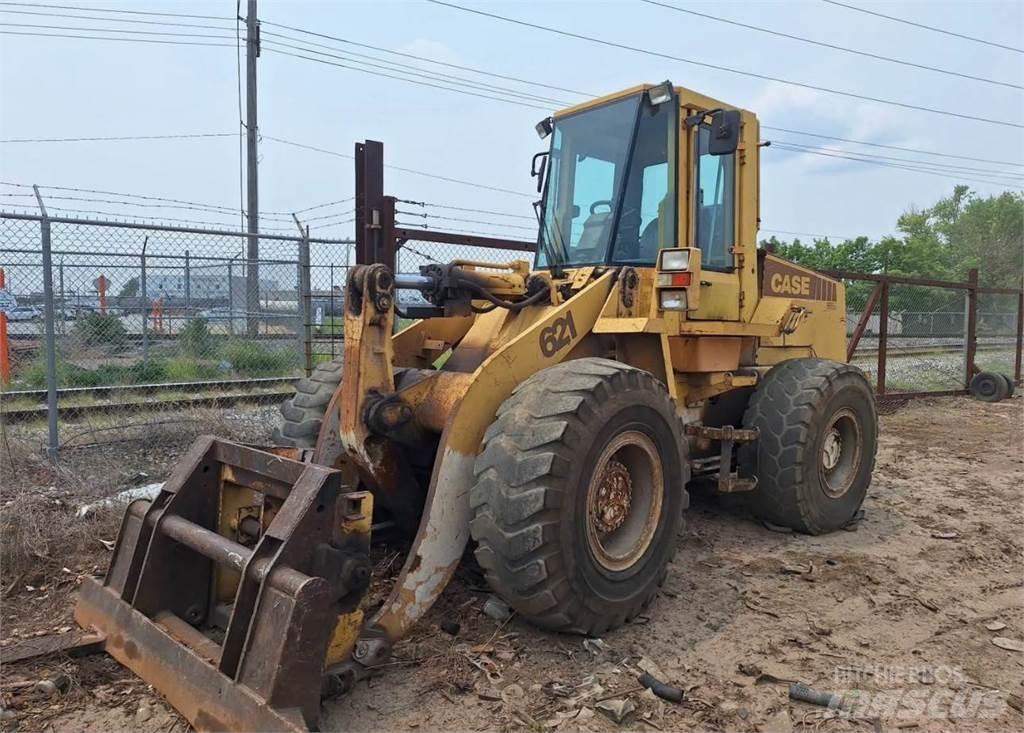 CASE 621 Kolesni nakladalci