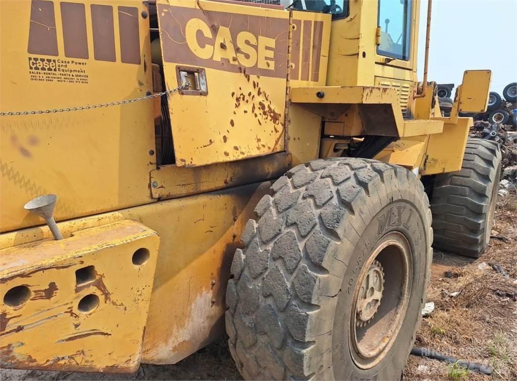 CASE 621 Kolesni nakladalci