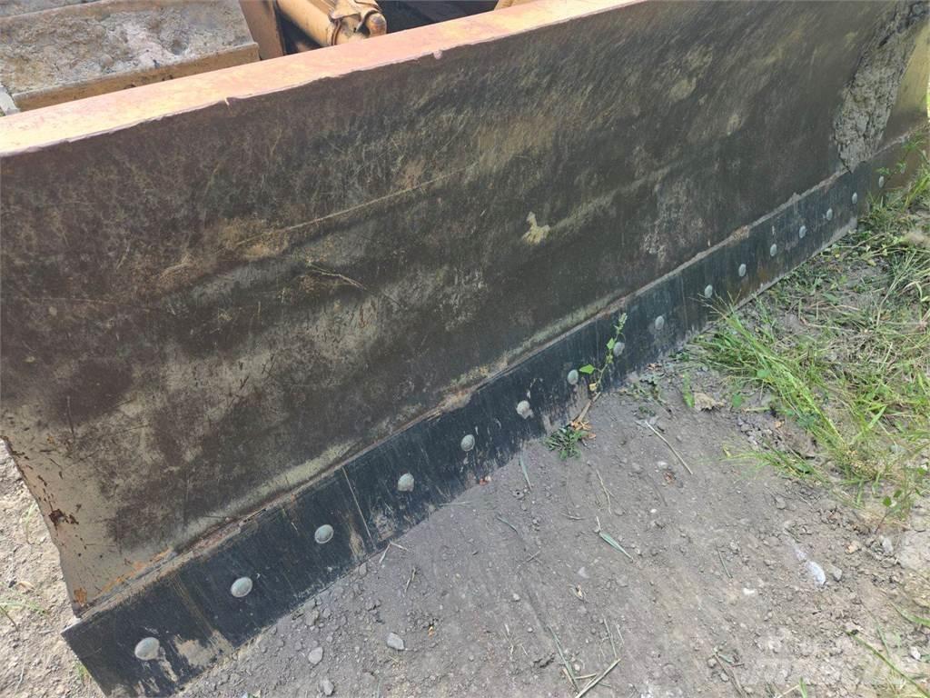 CASE 650L Buldožerji goseničarji